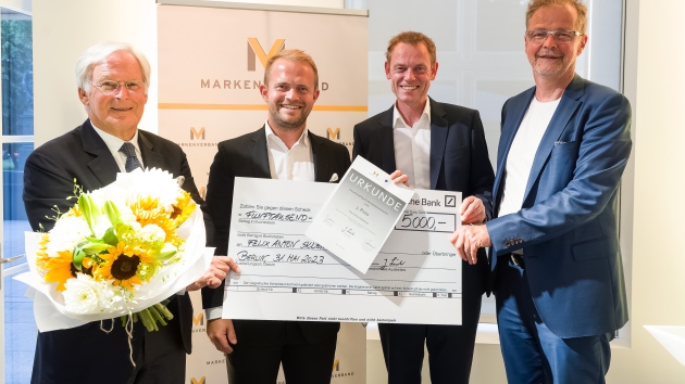 Wissenschaftspreis des Markenverbandes verliehen - v.l.: Franz-Peter Falke (Präsident des Markenverbandes), Preisträger Felix Anton Sklenarz, der Jury-Vorsitzende Prof. Dr. Markus Voeth und G·E·M-Präsident Jens Lönneker bei der Verleihung des Wissenschaftspreises 2023 - Quelle: Thomas Rafalzyk;